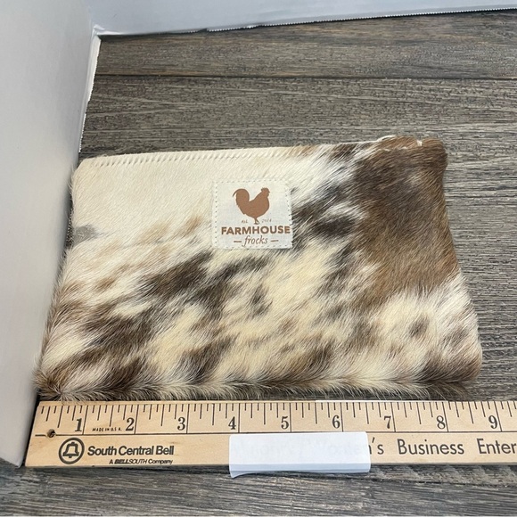 Farmhouse Frocks Fur Pouch.zip closure.genuine cowhide. Pre-owned. Worn area. - Picture 6 of 7